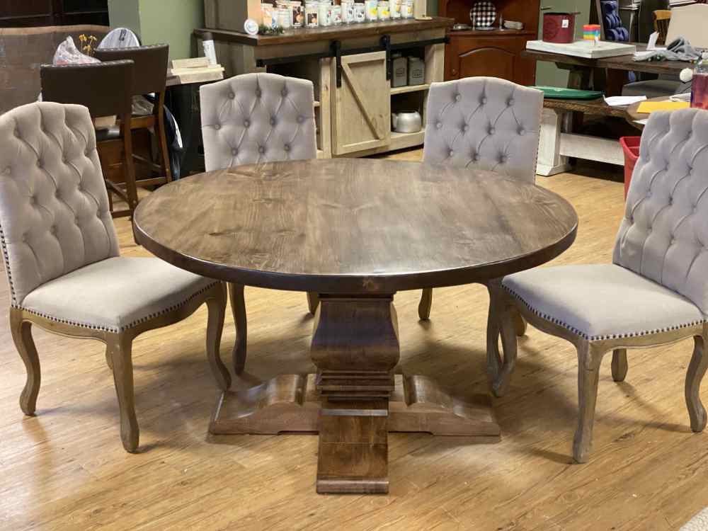 Farmhouse Round Table – Chic & Antique